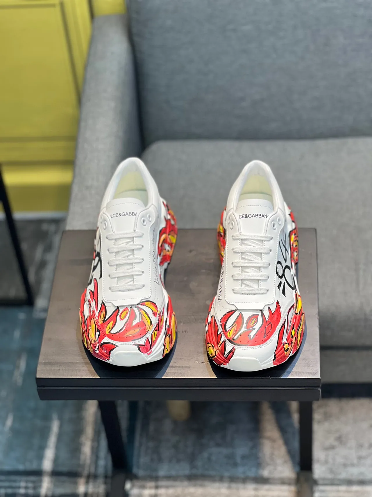 Dolce & Gabbana أبيض أحمر طباعة جرافيتي نمط اللهب حذاء رياضي سميك 6