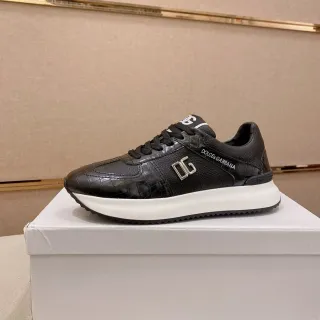 Dolce & Gabbana Noir Blanc Cuir Crocodile Embossé Métallique Plaque Logo DG Sneakers Lifestyle