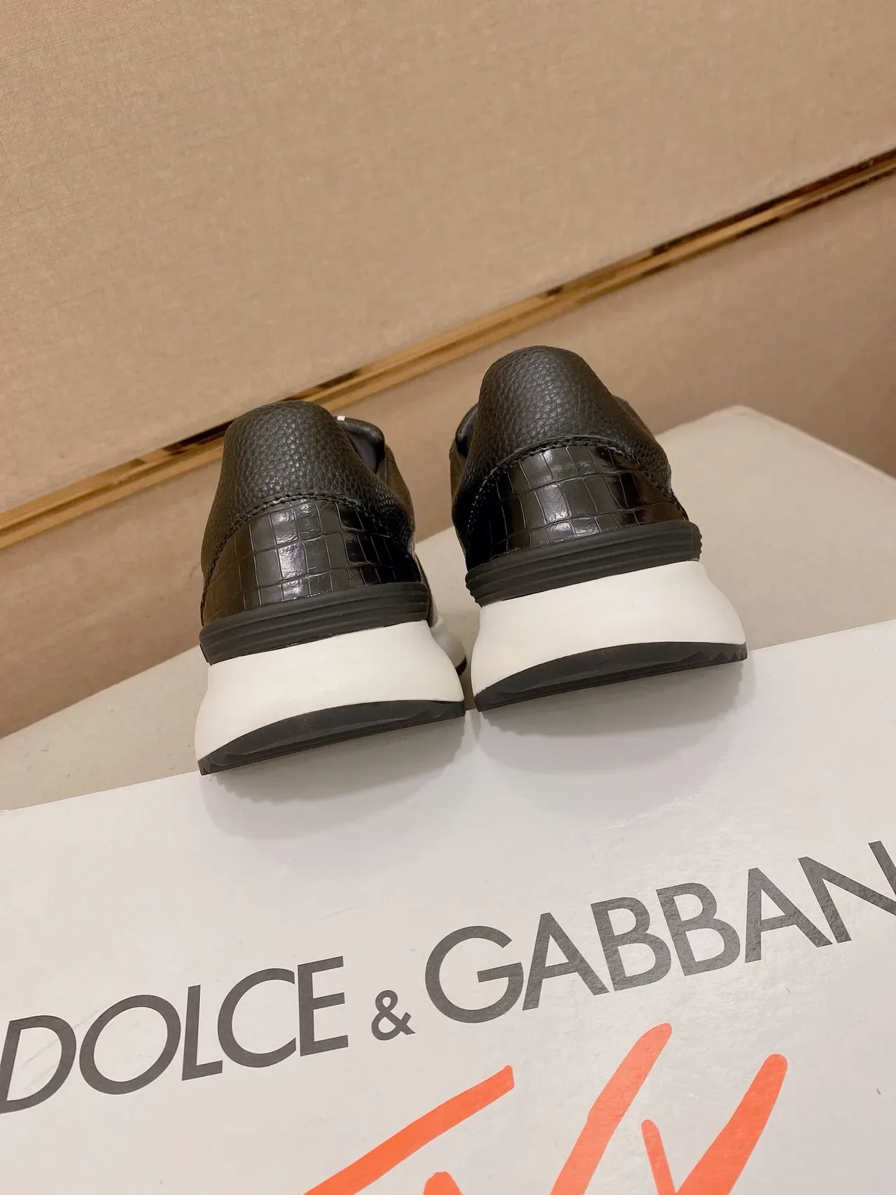 Dolce & Gabbana 黑白鳄鱼压纹皮革金属 DG Logo 徽章 生活方式运动鞋 3