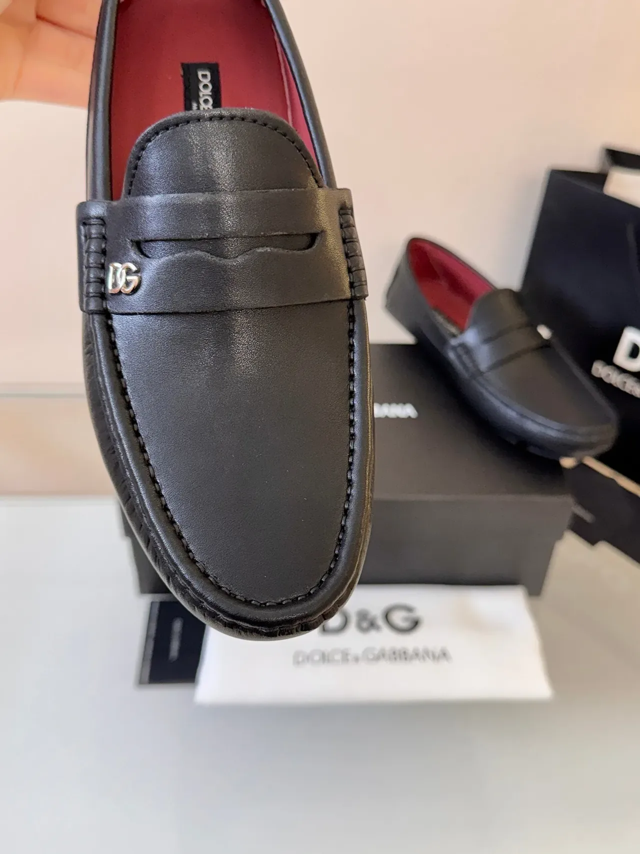 Dolce & Gabbana Portofino مكاسين جلد أسود شعار DG 3