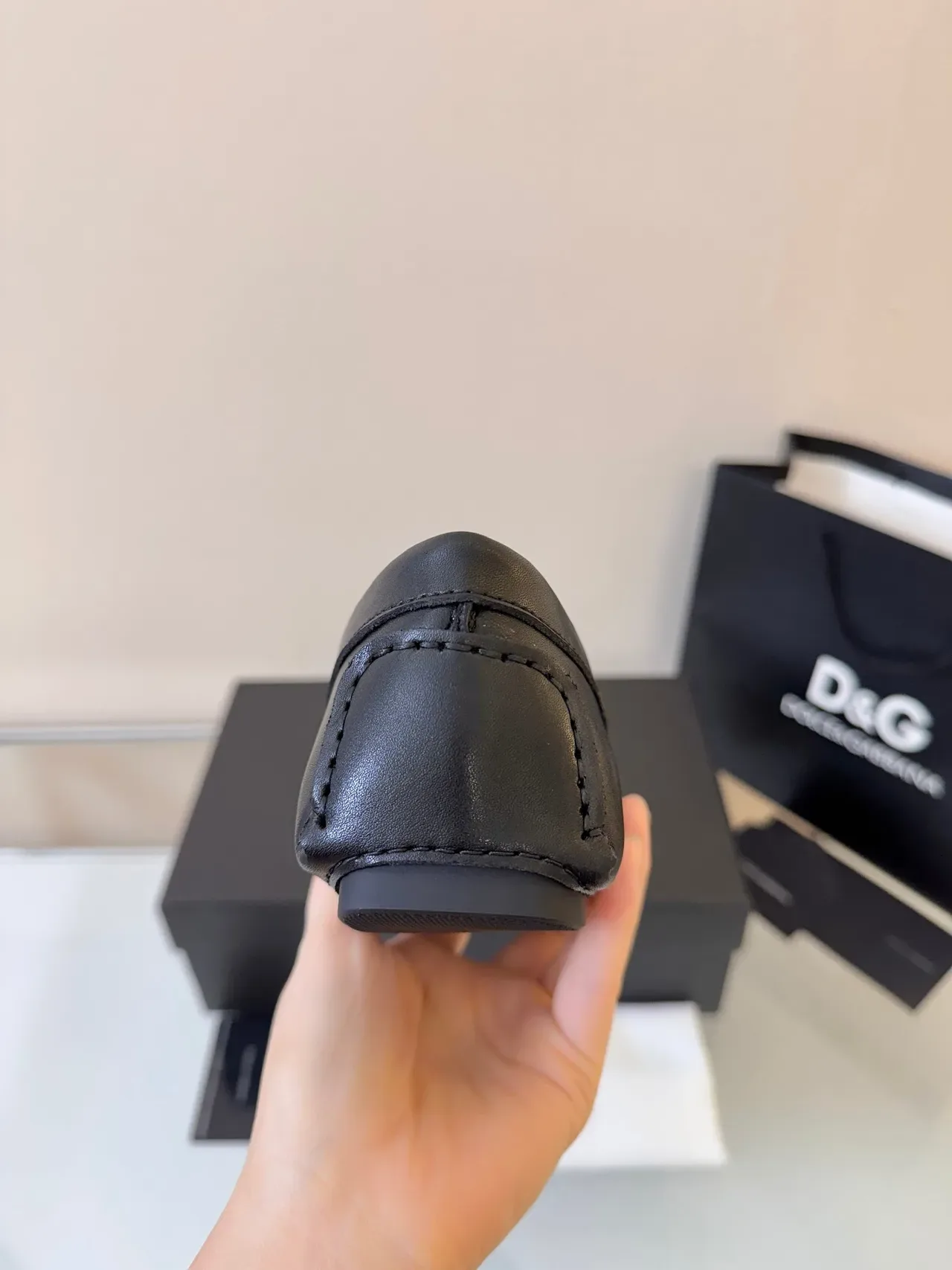 Dolce & Gabbana Portofino مكاسين جلد أسود شعار DG 4