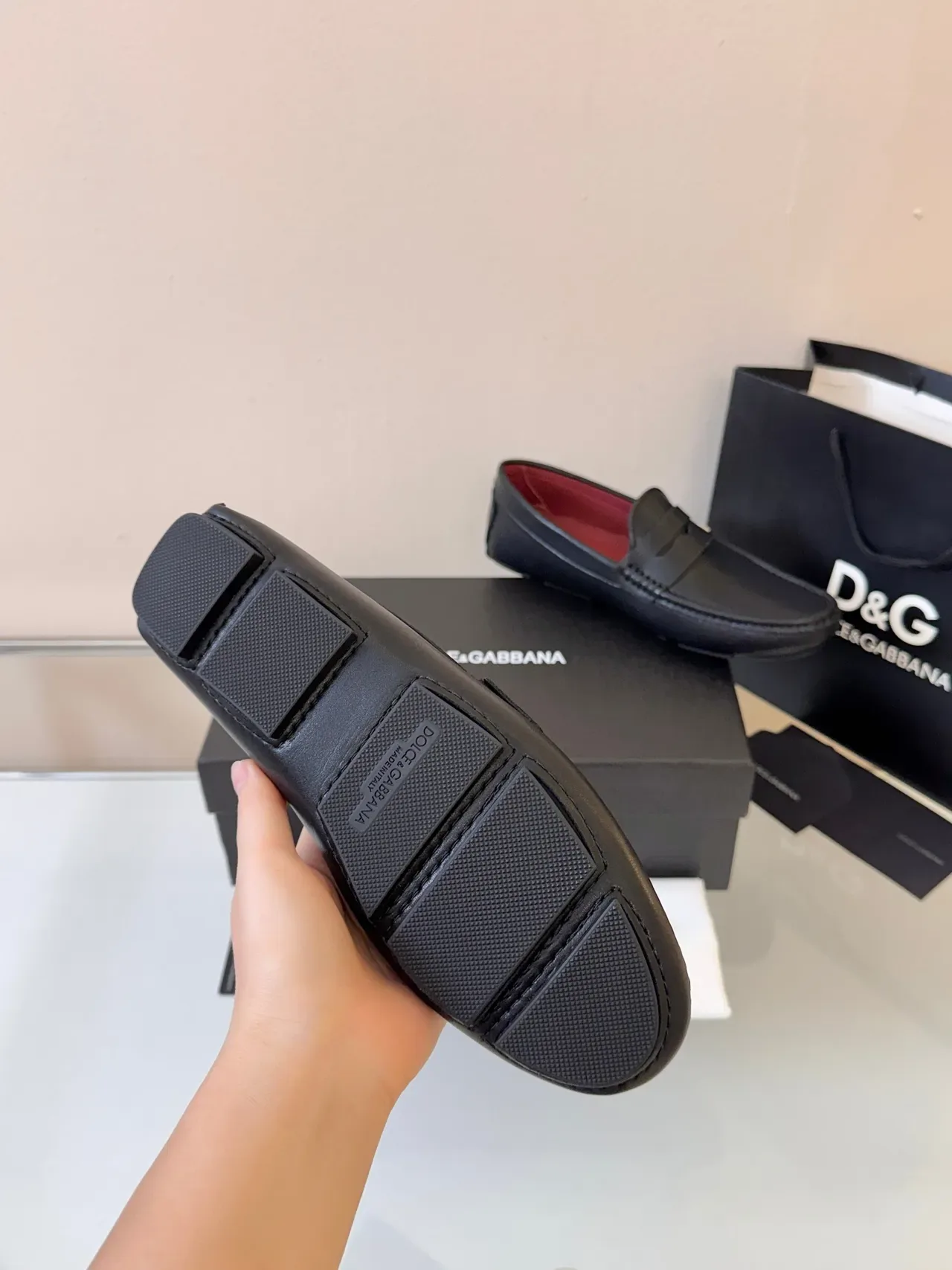 Dolce & Gabbana Portofino مكاسين جلد أسود شعار DG 5