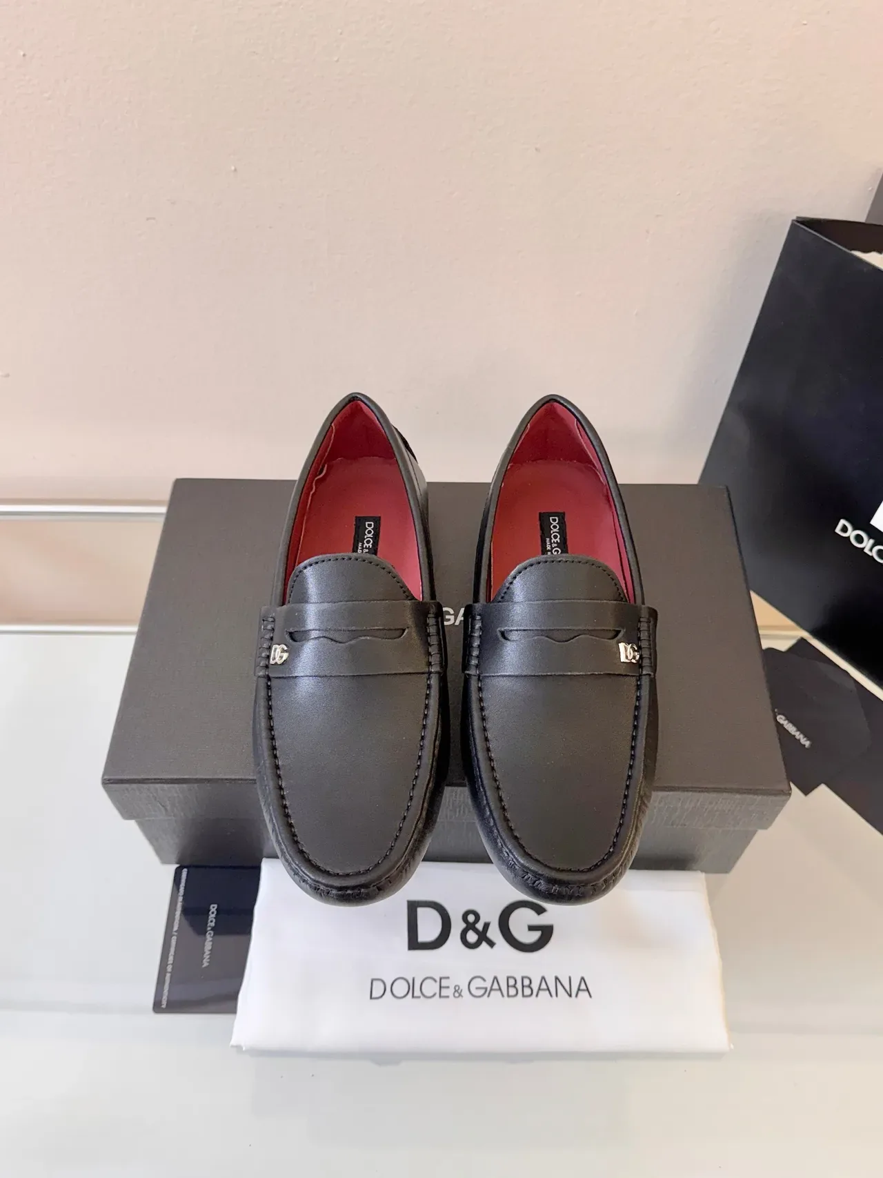 Dolce & Gabbana Portofino مكاسين جلد أسود شعار DG 6