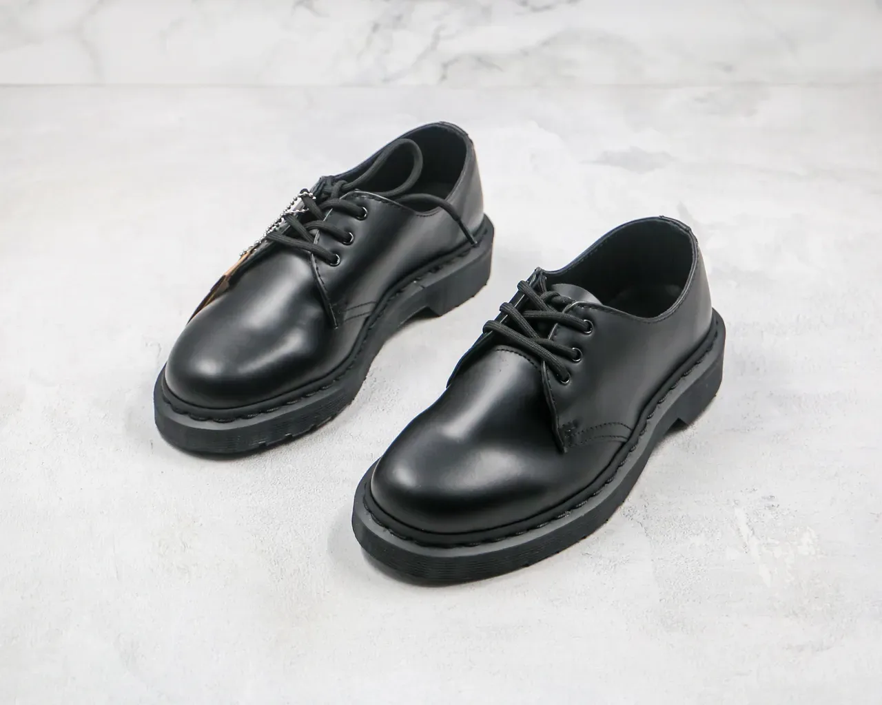 Dr. Martens 1461 काला चिकनी चमड़े की 3 आँखी बंद बंधन वाले ऑक्सफोर्ड जूते 9