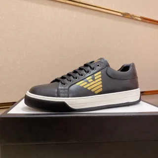 Emporio Armani Sneakers Lifestyle de cuero negro y dorado con logo de águila