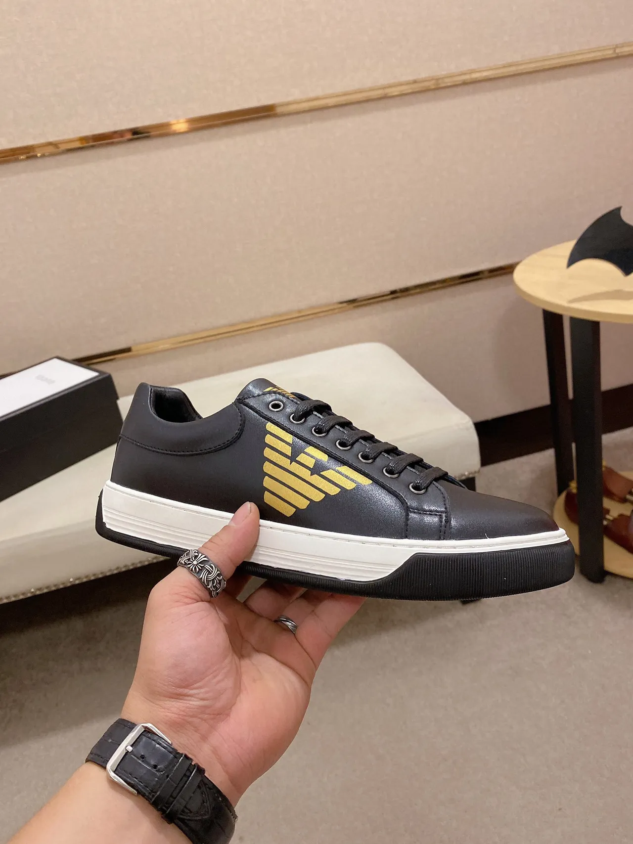 Emporio Armani أحذية رياضية أسود ذهبي جلد علوي شعار نسر أسلوب الحياة 6