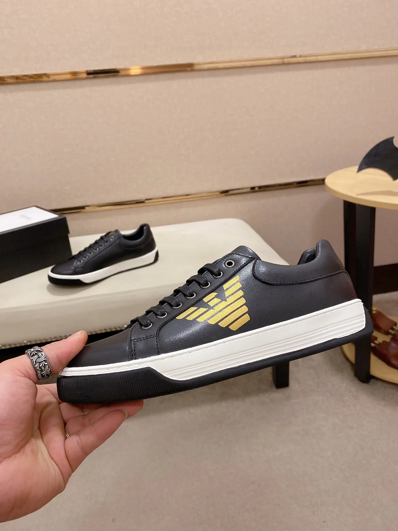 Emporio Armani أحذية رياضية أسود ذهبي جلد علوي شعار نسر أسلوب الحياة 7