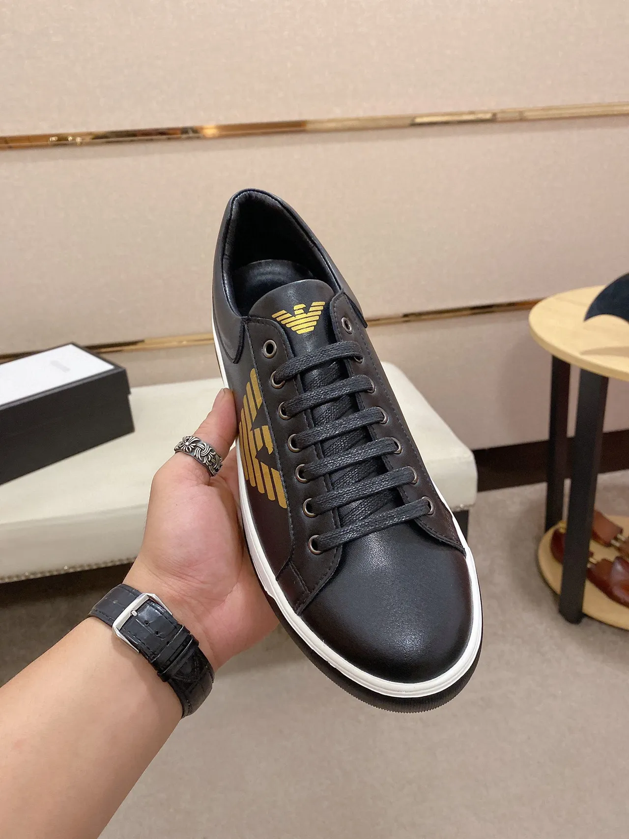 Emporio Armani أحذية رياضية أسود ذهبي جلد علوي شعار نسر أسلوب الحياة 8