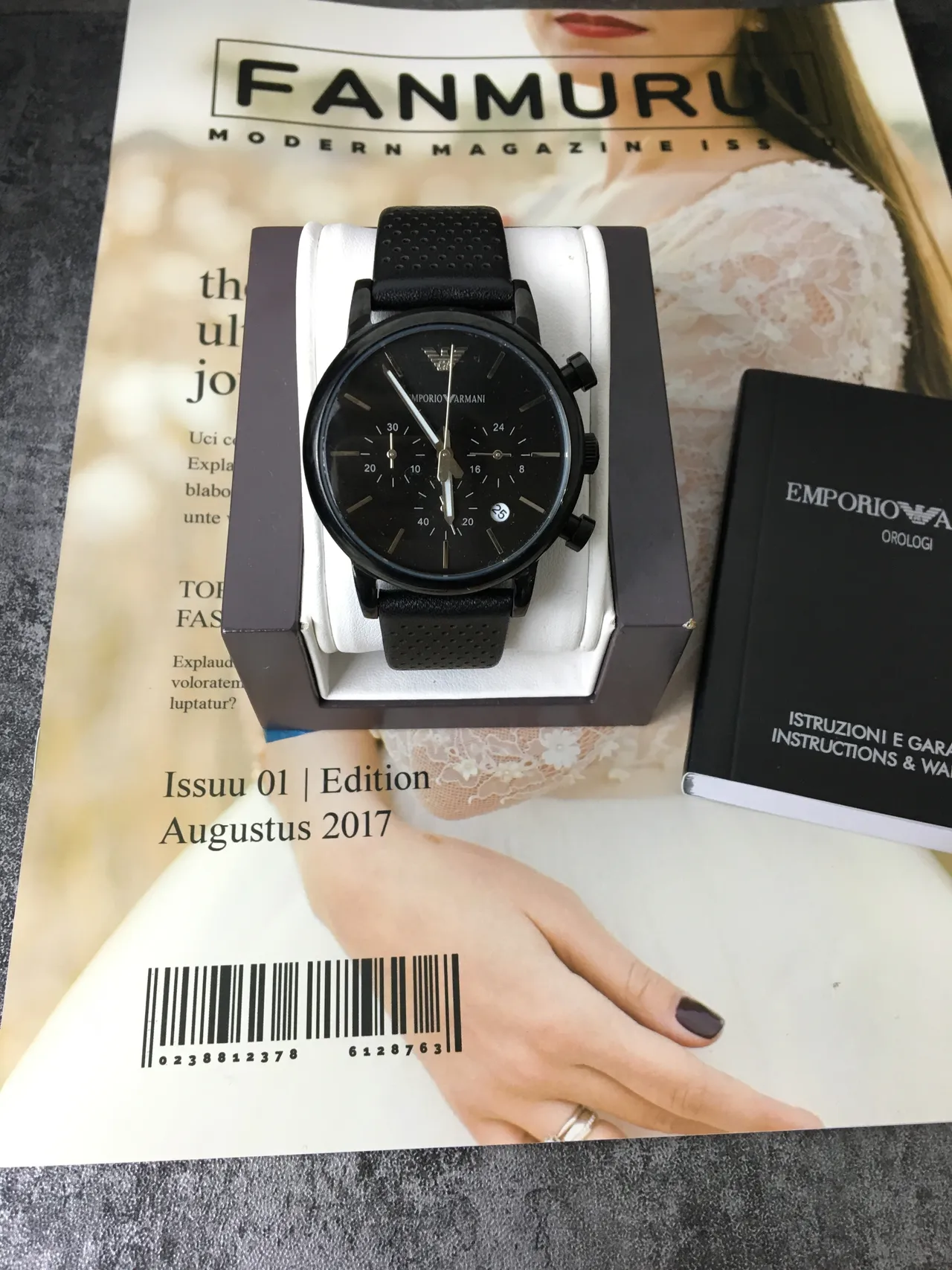 Emporio Armani क्रोनोग्राफ काला पर्फोरेटेड स्ट्रैप क्वार्ट्ज घड़ी 3