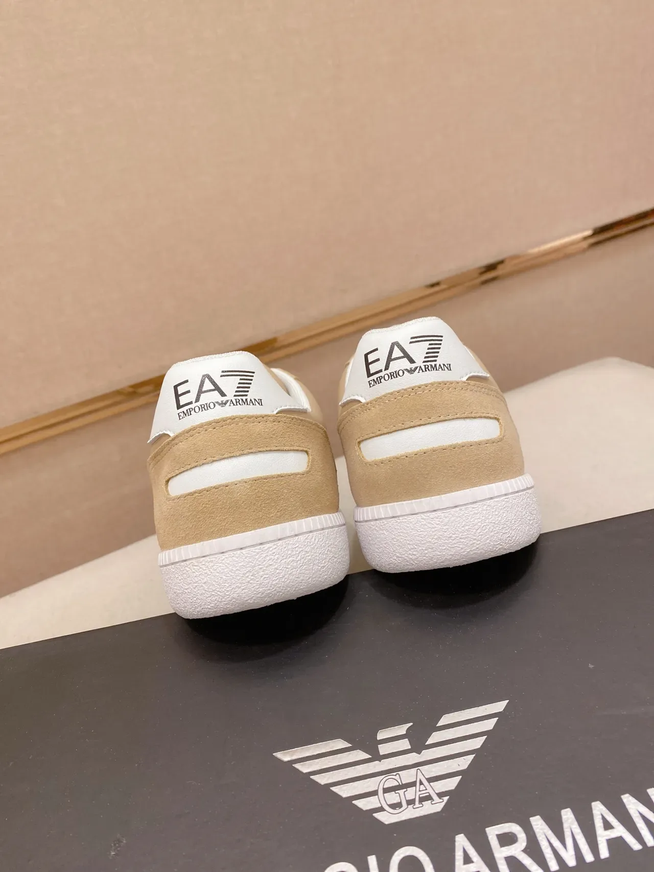 Emporio Armani EA7 سنیکرز لايف ستايل بيج وأبيض 3
