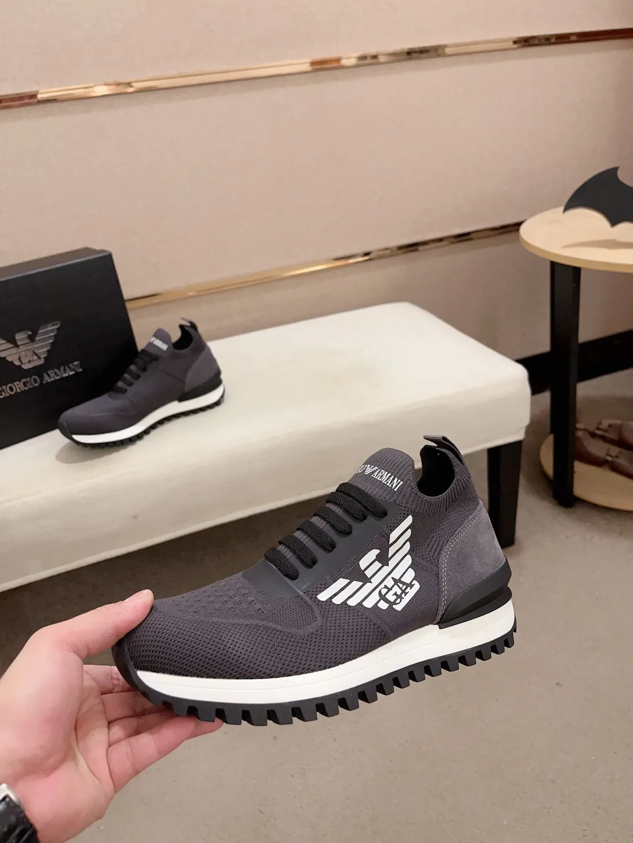 Emporio Armani Gris Negro Tejido Malla Superior Cuello Ajuste Calcetín Zapatillas Lifestyle 3