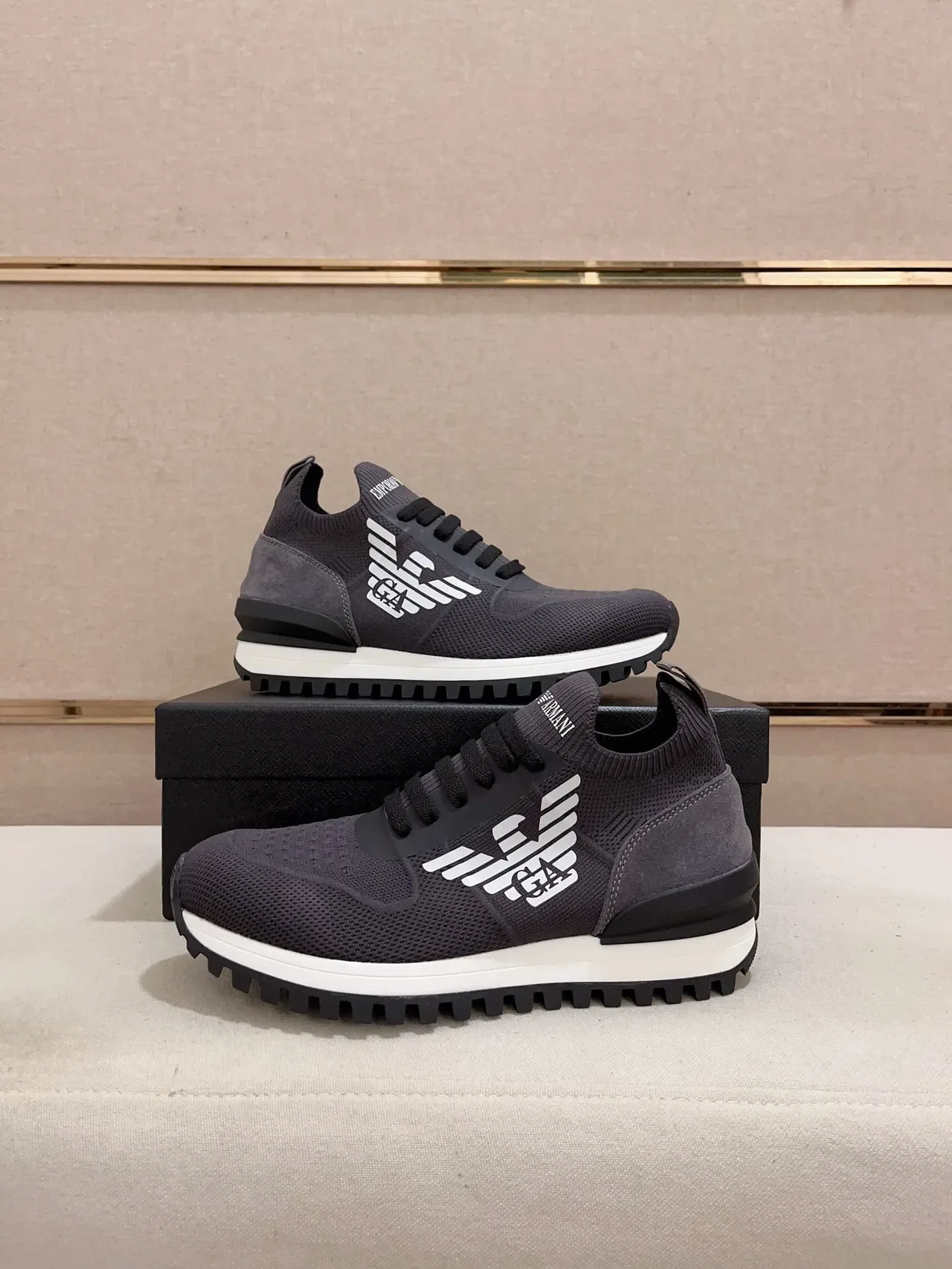 Emporio Armani Gris Negro Tejido Malla Superior Cuello Ajuste Calcetín Zapatillas Lifestyle 6