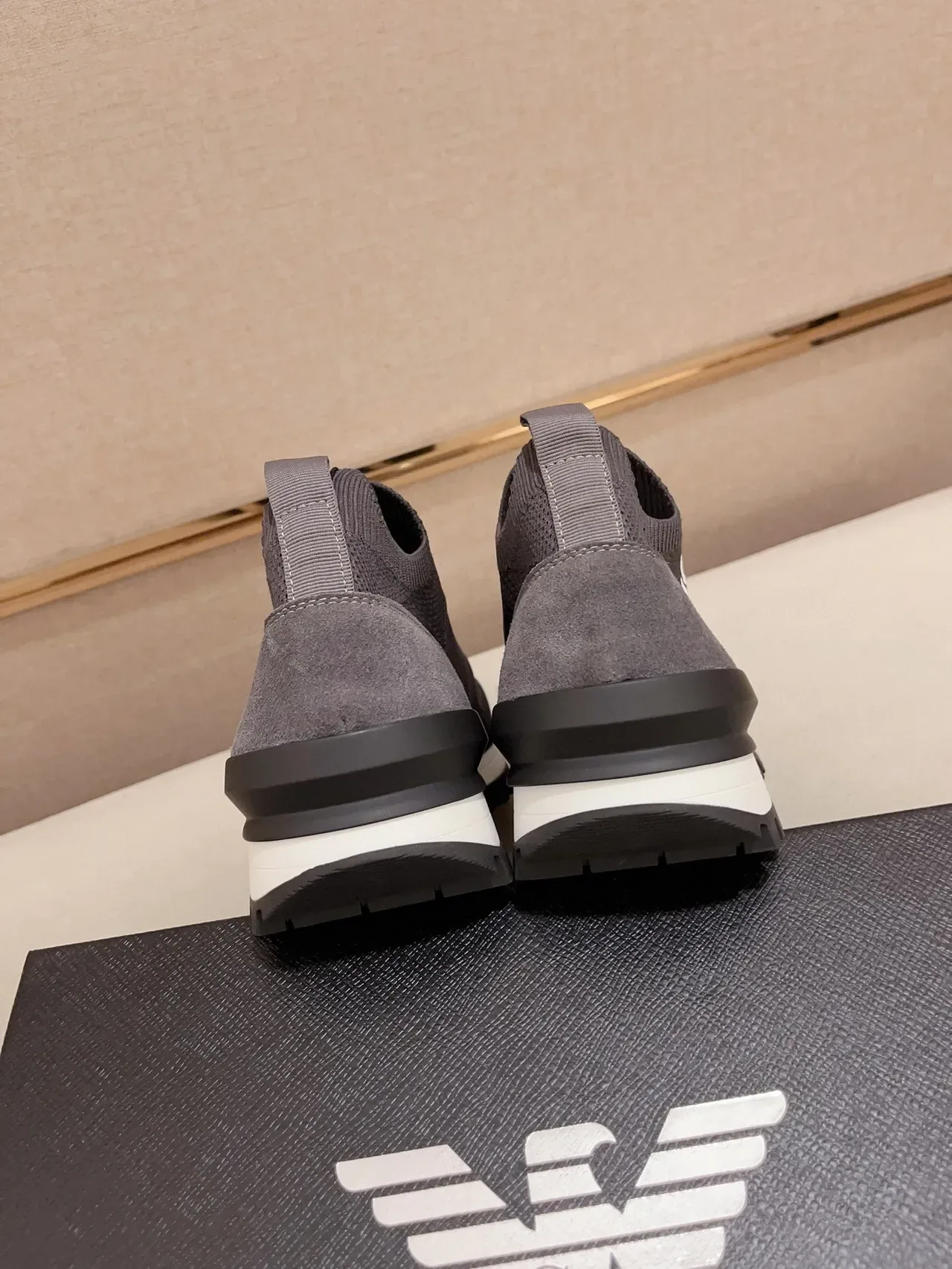 Emporio Armani Gris Negro Tejido Malla Superior Cuello Ajuste Calcetín Zapatillas Lifestyle 7