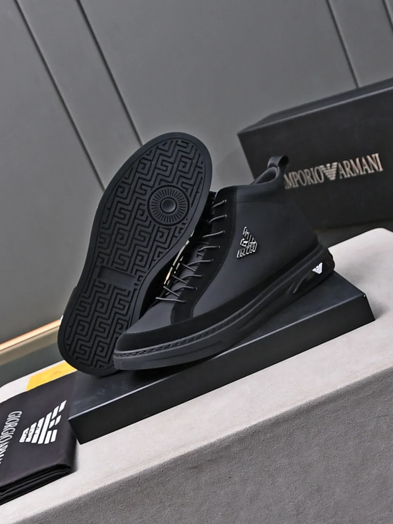 Emporio Armani Tênis Lifestyle de Cano Alto Preto Branco Superior Matte Tênis Lifestyle 4