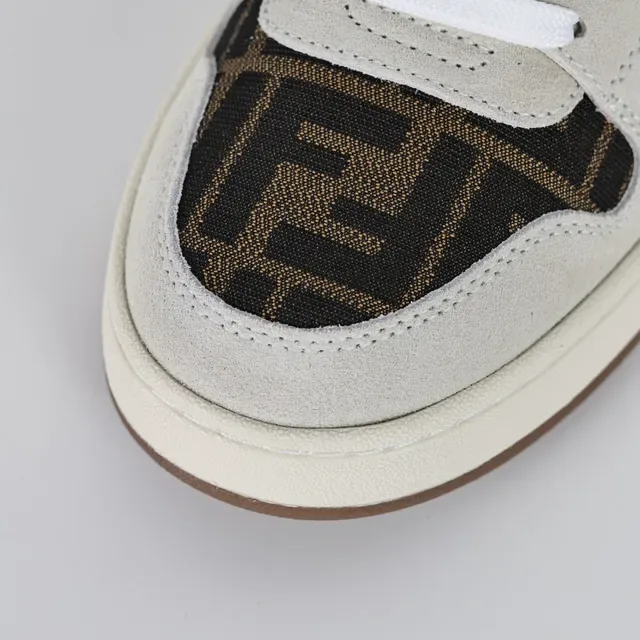 Fendi Zapatilhas lifestyle bege marrão com painéis de tecido textil e suede com impressão monogram 5