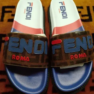 Fendi Chaussons Marron Bleu Monogrammés de Toile avec Bride et Logo Brodé