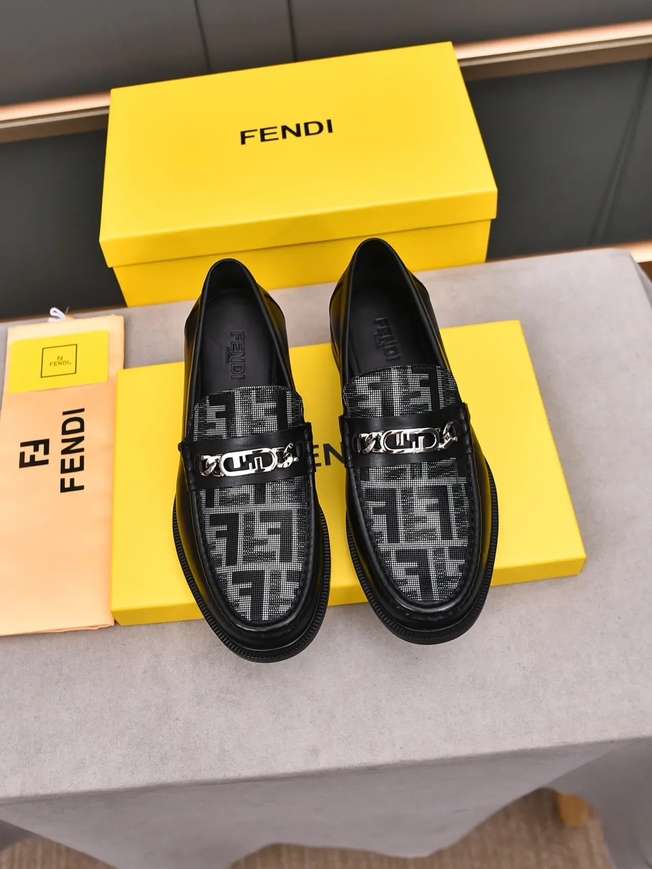 Fendi FF काले-सफेद लूफर चमड़ा मोनोग्राम जाल वैंप लूफर 2