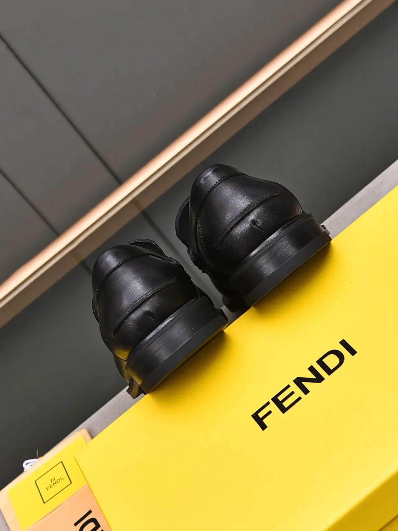 Fendi FF काले-सफेद लूफर चमड़ा मोनोग्राम जाल वैंप लूफर 3