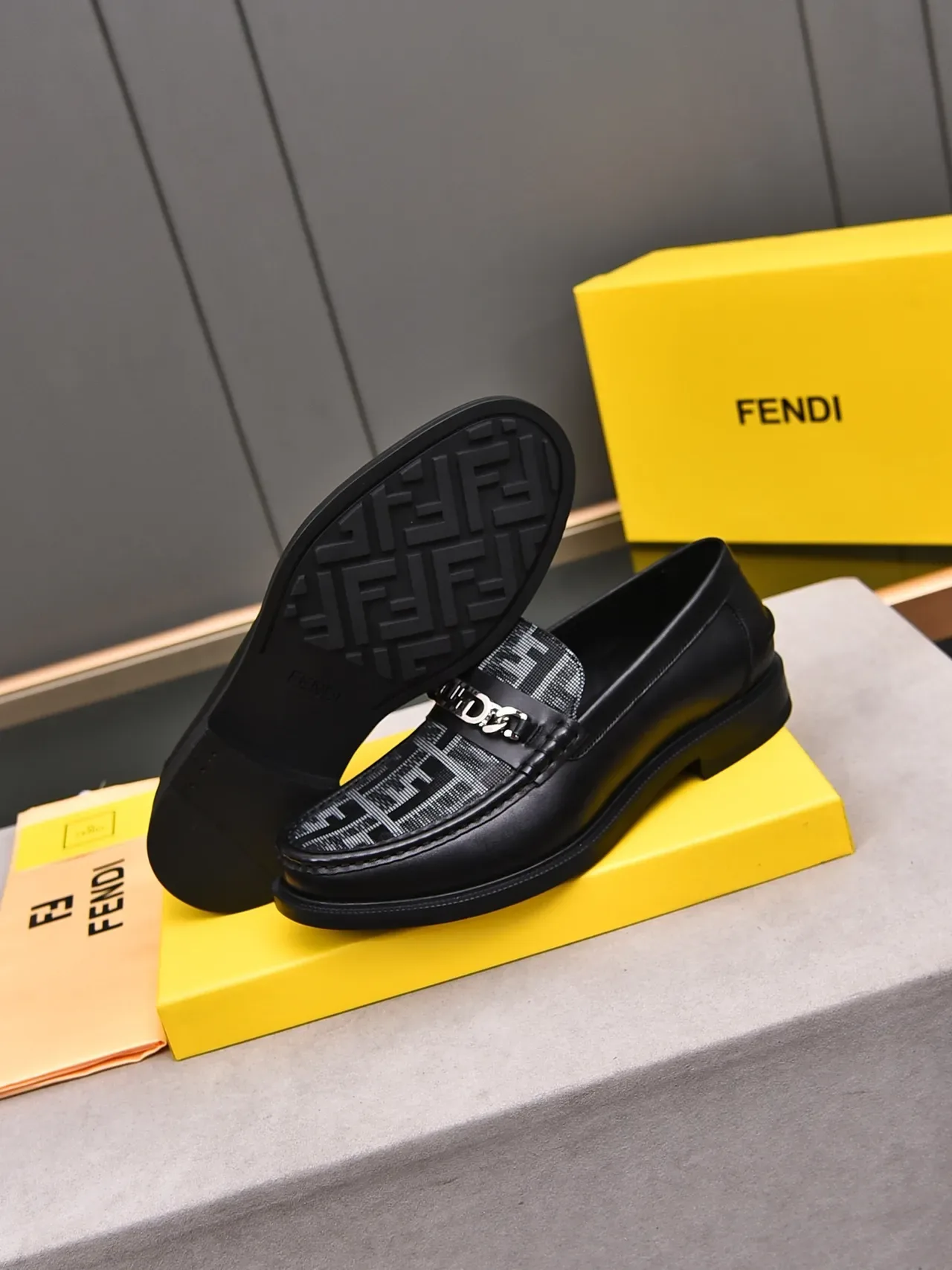 Fendi FF काले-सफेद लूफर चमड़ा मोनोग्राम जाल वैंप लूफर 4