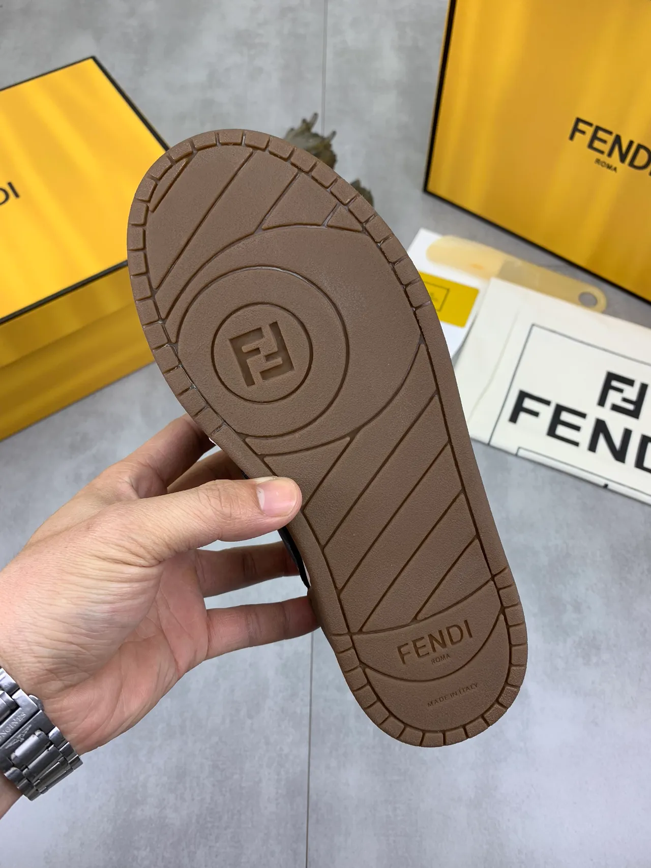 Fendi FF Monogram কালো এবং বাদামী লाइফস্টাইল স্নিকার 2