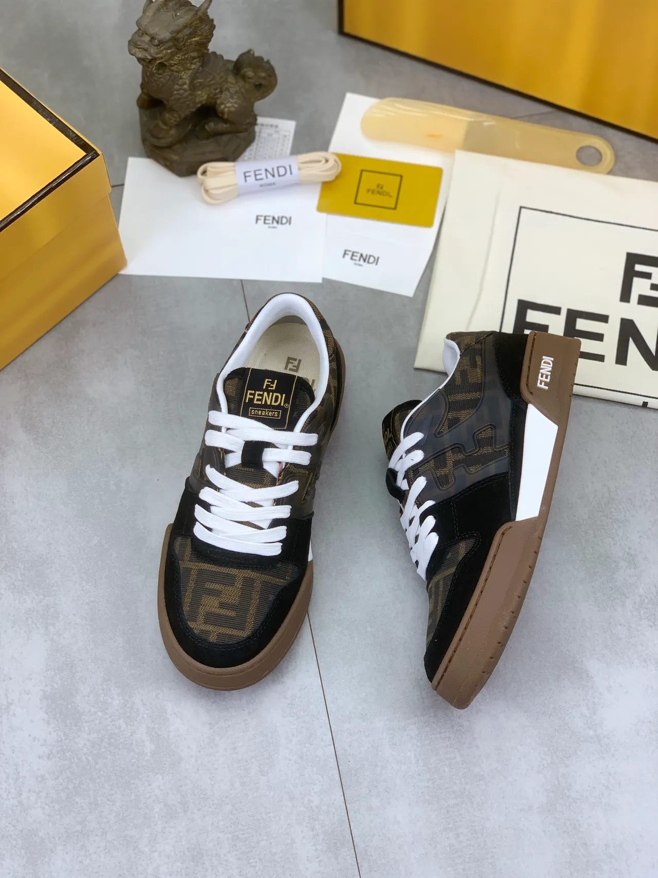 Fendi FF Monogram কালো এবং বাদামী লाइফস্টাইল স্নিকার 5