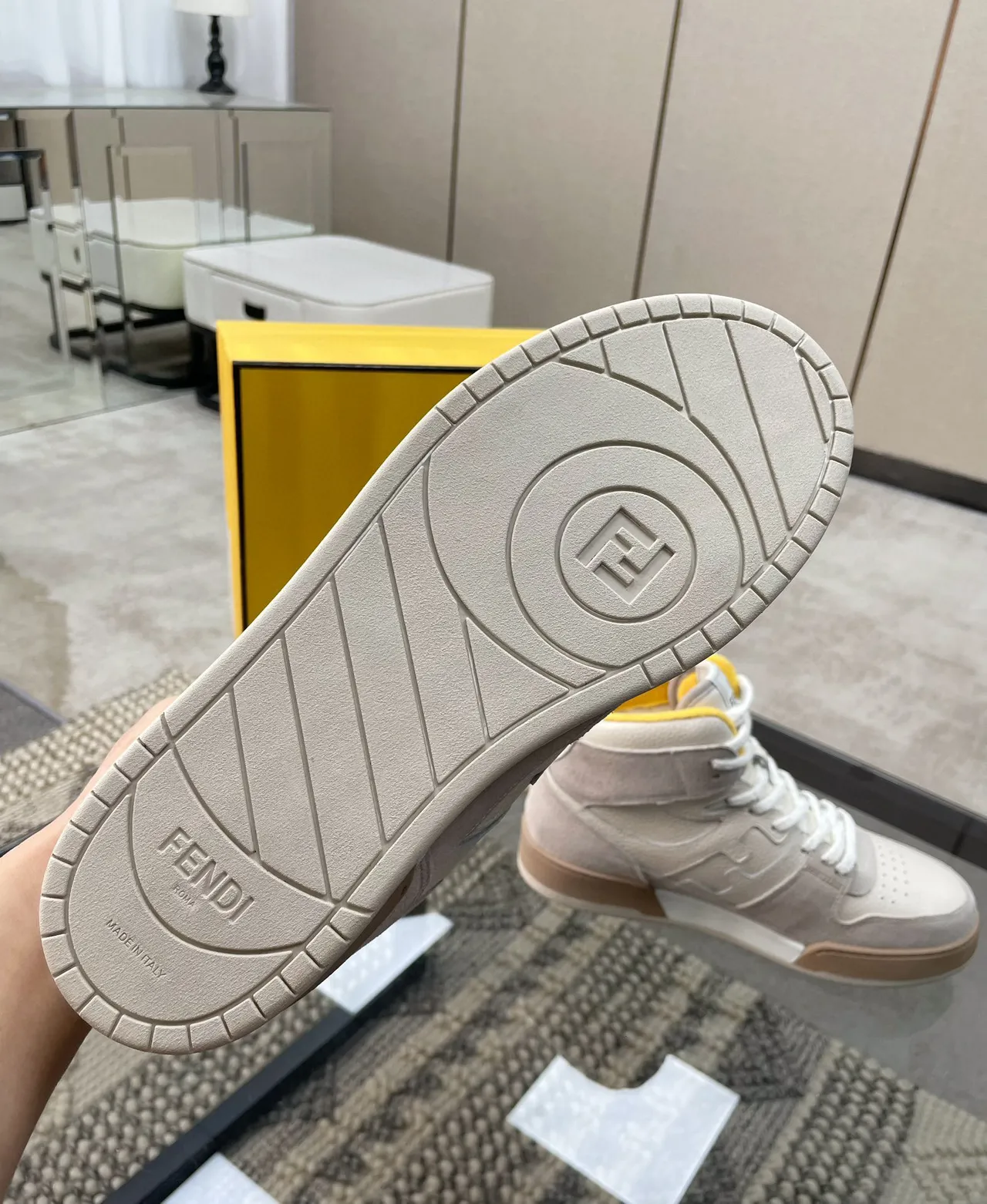 Fendi First أحذية رياضية رمادية صفراء عالية الخامة المختلطة نمط الحياة 2