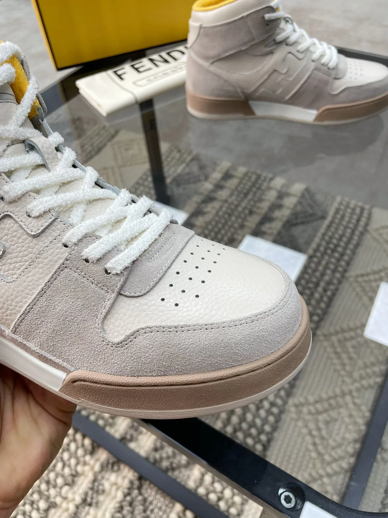 Fendi First أحذية رياضية رمادية صفراء عالية الخامة المختلطة نمط الحياة 3