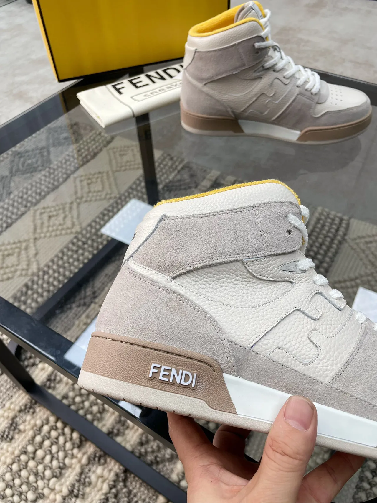 Fendi First أحذية رياضية رمادية صفراء عالية الخامة المختلطة نمط الحياة 4