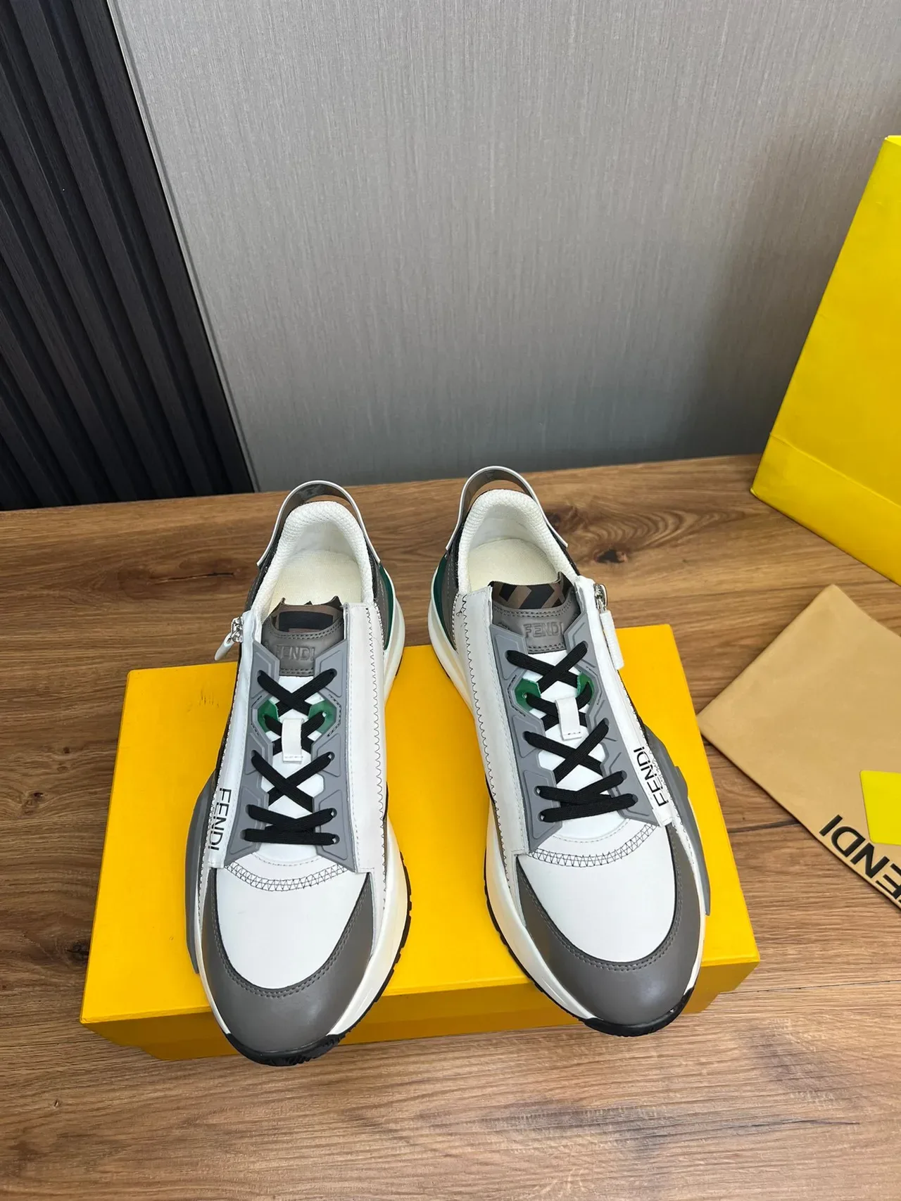 Fendi Run Away أبيض و رمادي غير متماثل حزام سحاب جانبي سنيكرز تشونكي 2