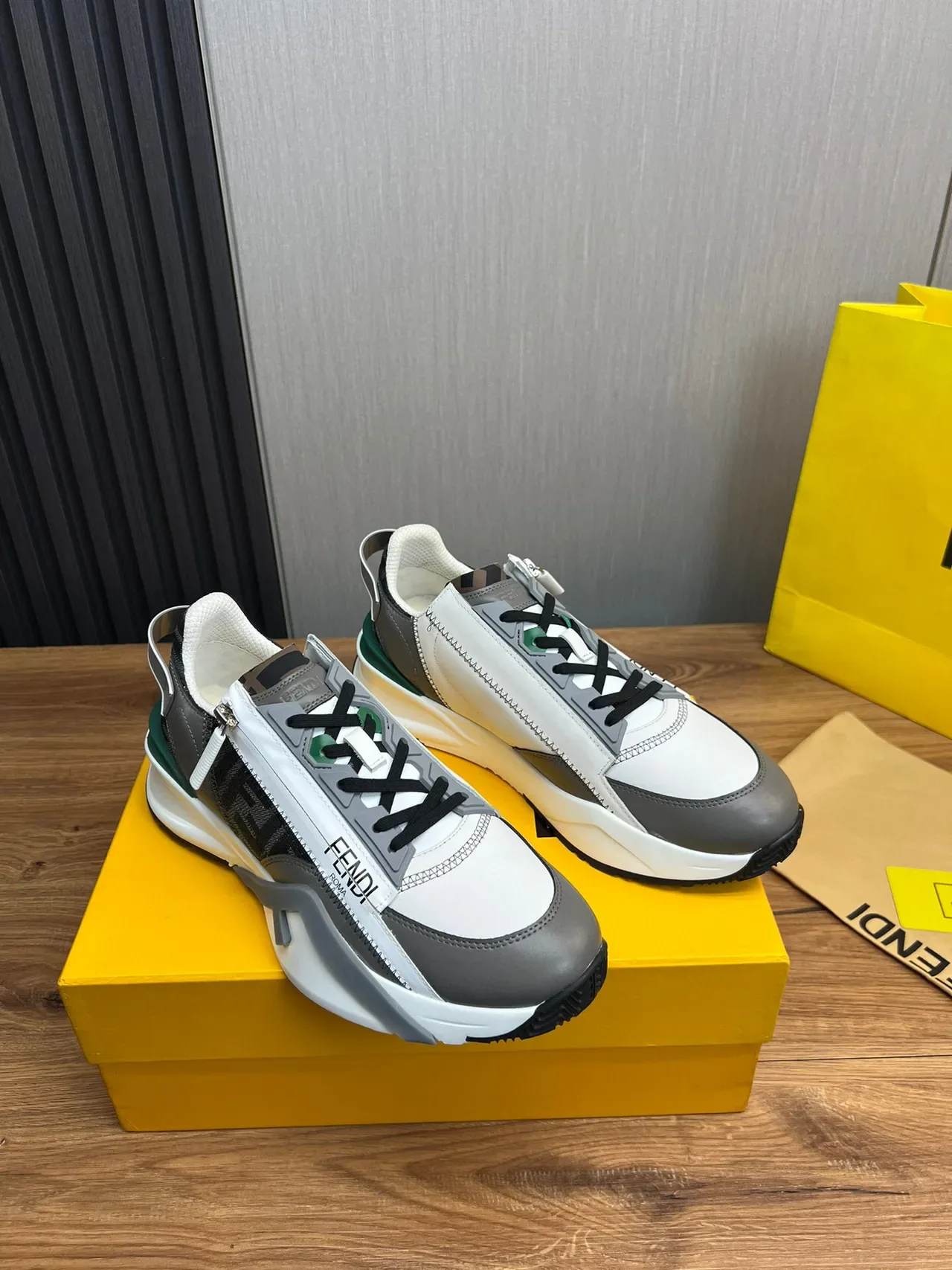 Fendi Run Away أبيض و رمادي غير متماثل حزام سحاب جانبي سنيكرز تشونكي 3