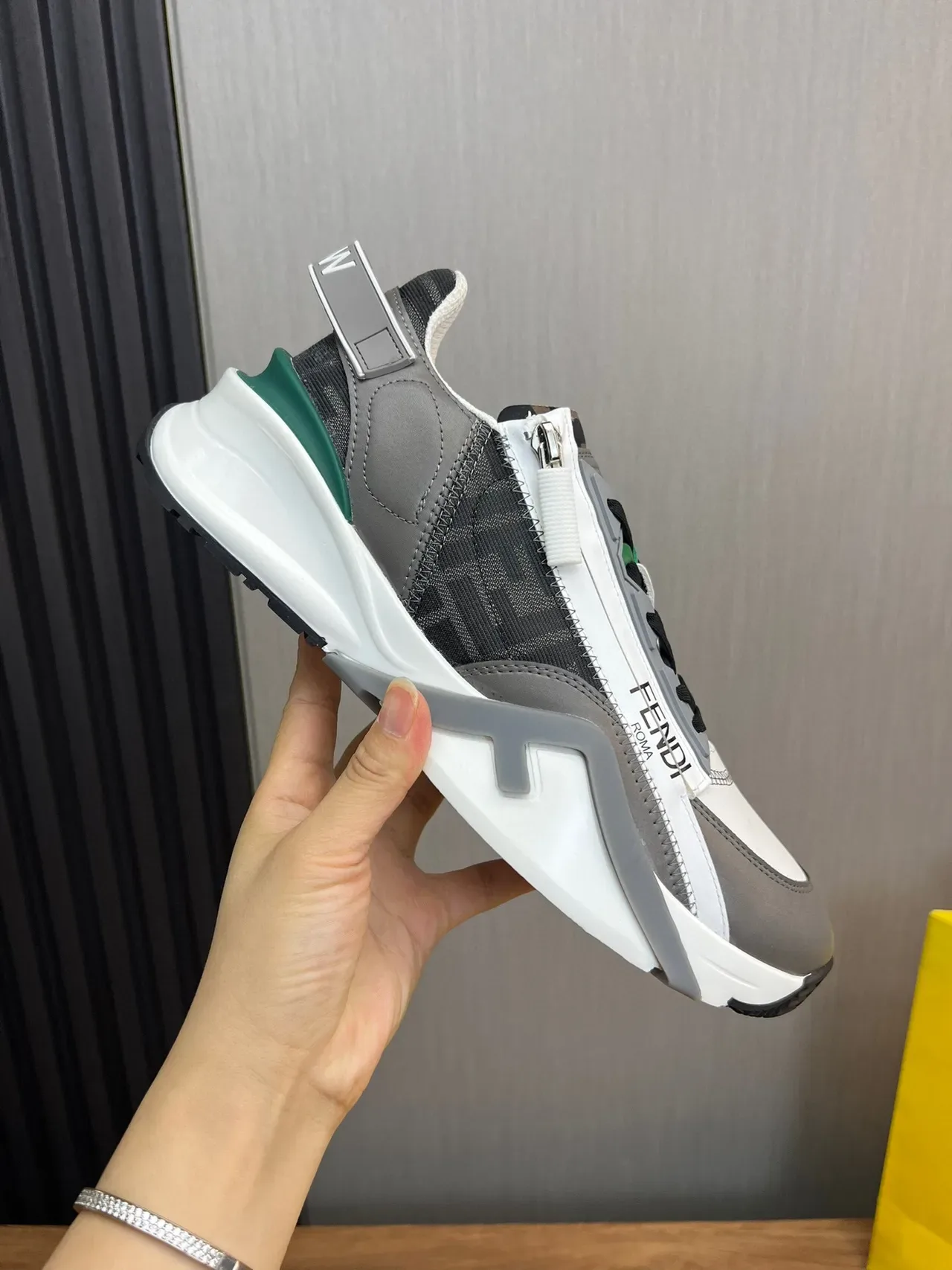 Fendi Run Away أبيض و رمادي غير متماثل حزام سحاب جانبي سنيكرز تشونكي 4
