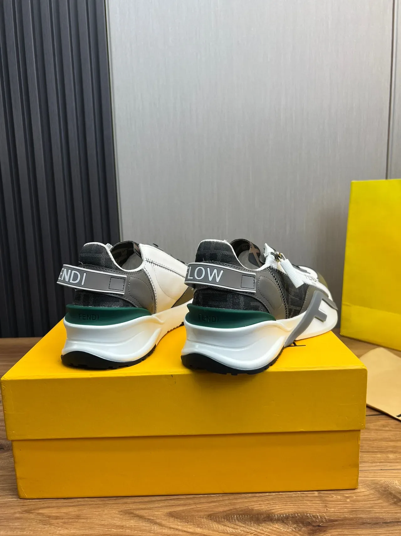 Fendi Run Away أبيض و رمادي غير متماثل حزام سحاب جانبي سنيكرز تشونكي 5