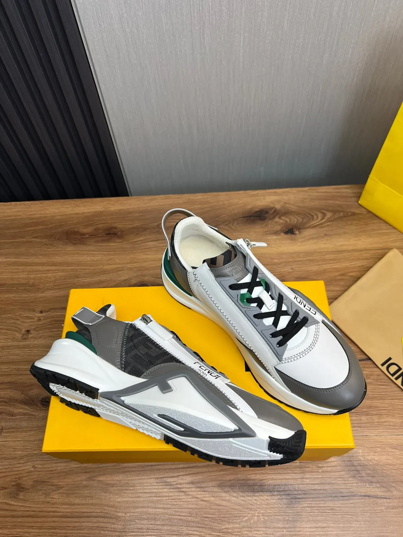 Fendi Run Away أبيض و رمادي غير متماثل حزام سحاب جانبي سنيكرز تشونكي 6