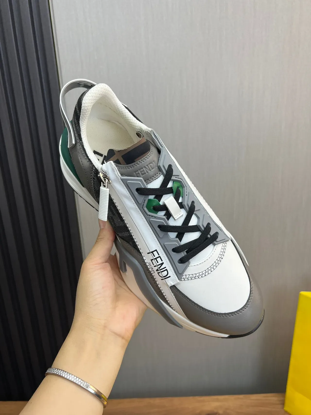 Fendi Run Away أبيض و رمادي غير متماثل حزام سحاب جانبي سنيكرز تشونكي 7
