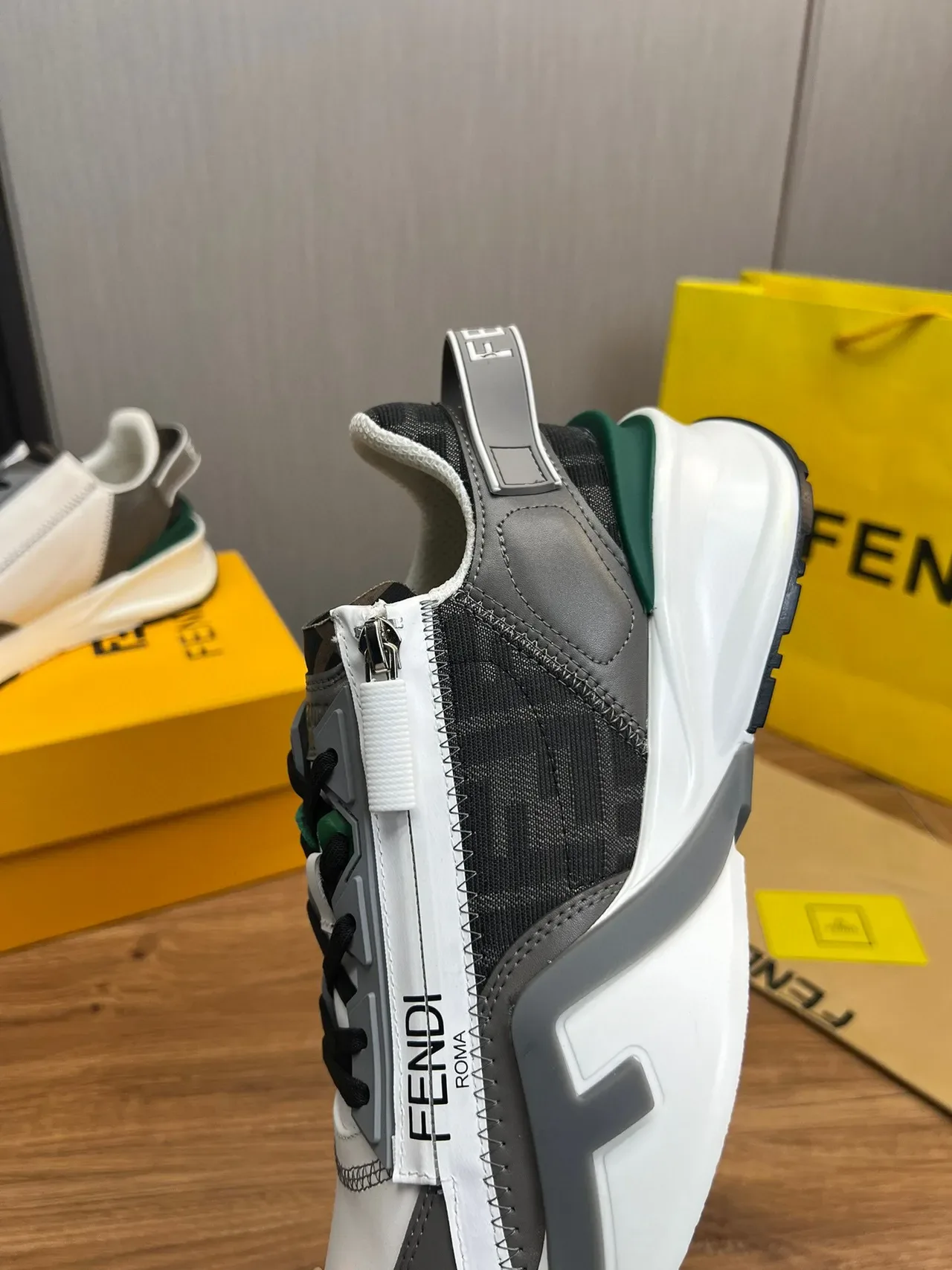 Fendi Run Away أبيض و رمادي غير متماثل حزام سحاب جانبي سنيكرز تشونكي 8
