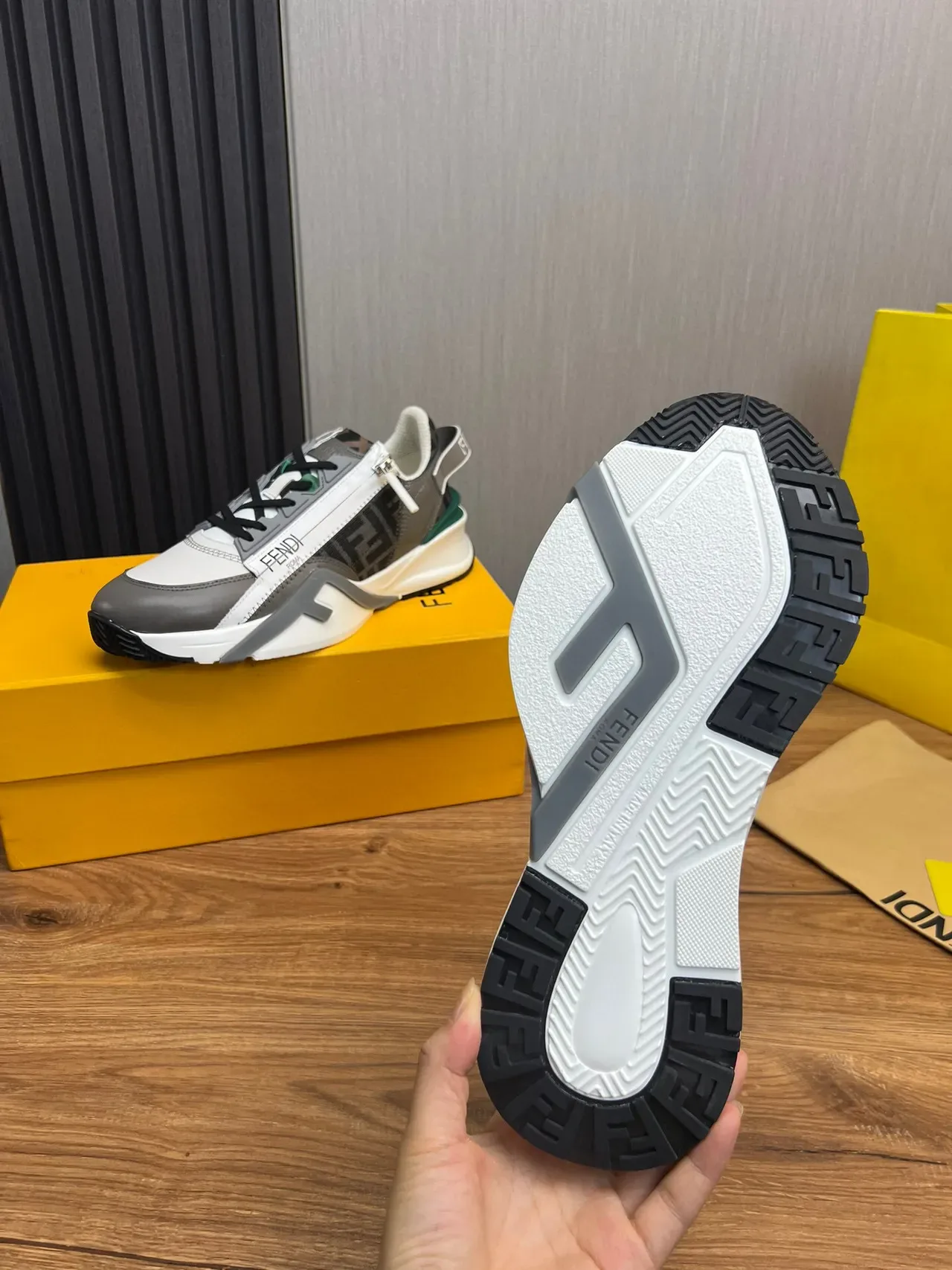 Fendi Run Away أبيض و رمادي غير متماثل حزام سحاب جانبي سنيكرز تشونكي 9