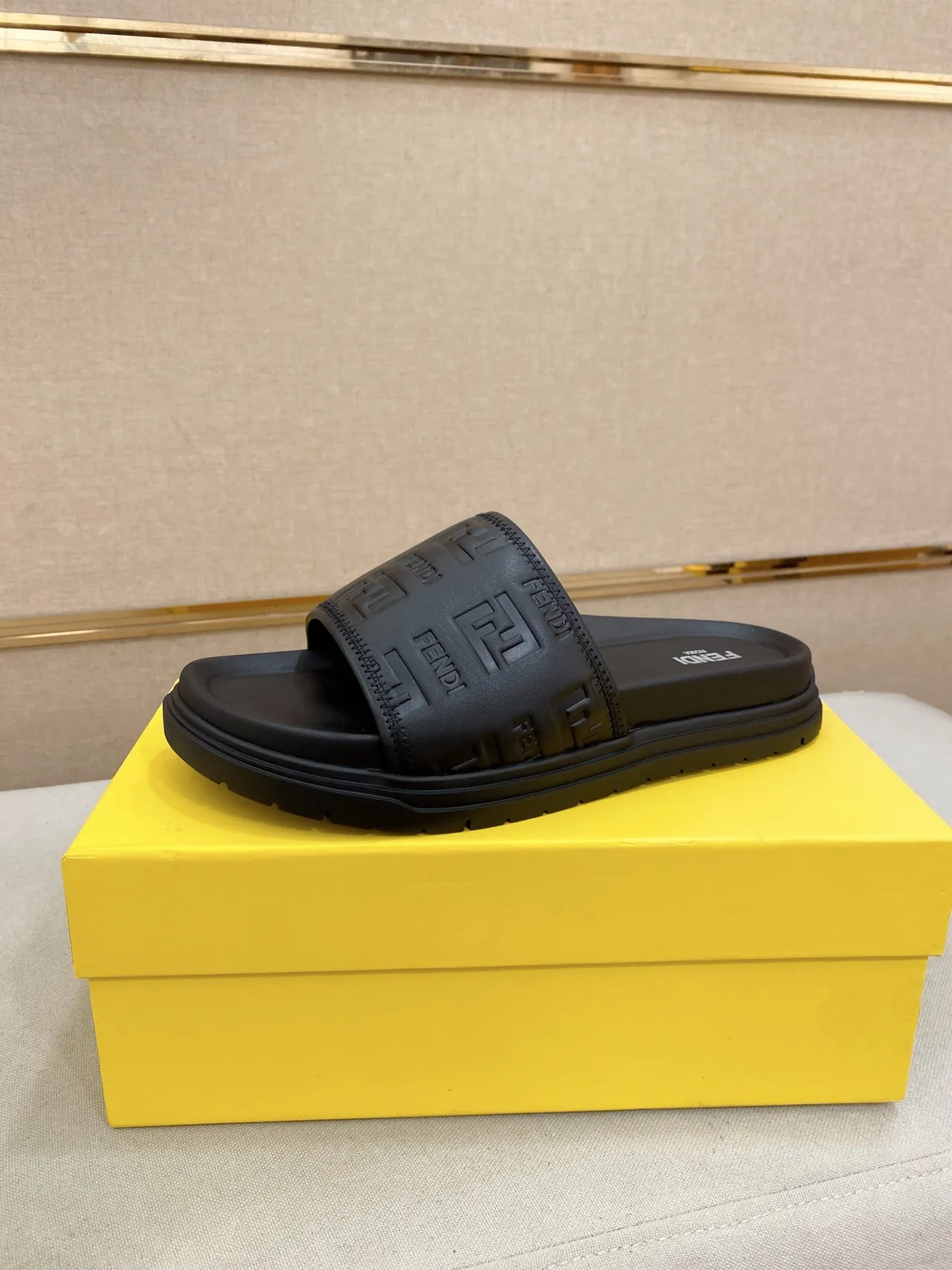 Fendi Noir Beige FF Monogram Canvas Lanière Cuir Diagonale Sandales 3