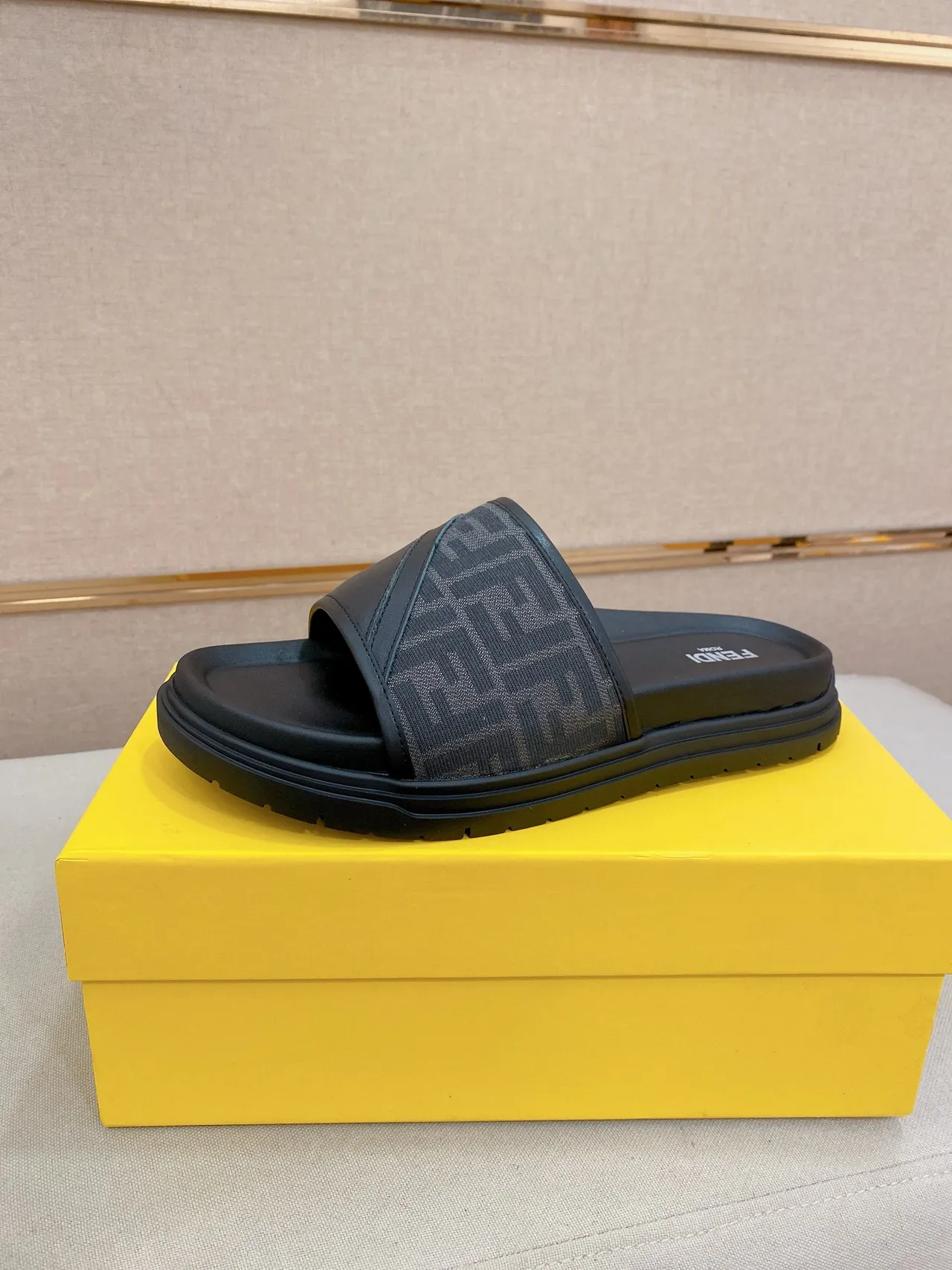 Fendi Noir Beige FF Monogram Canvas Lanière Cuir Diagonale Sandales 10