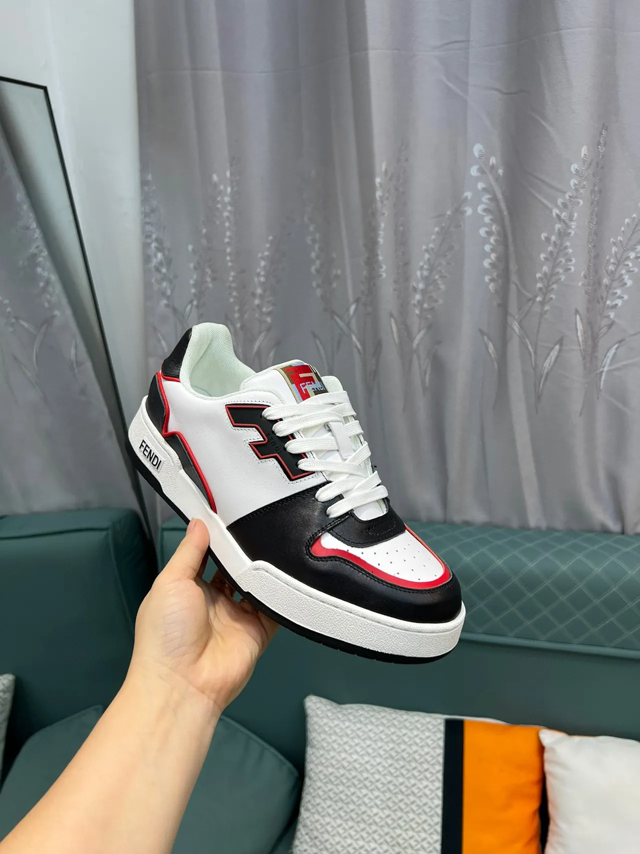 Fendi Zapatillas Lifestyle Blancas y Negras Bloqueadas de Color de Cuero Perforadas en la Punta 6
