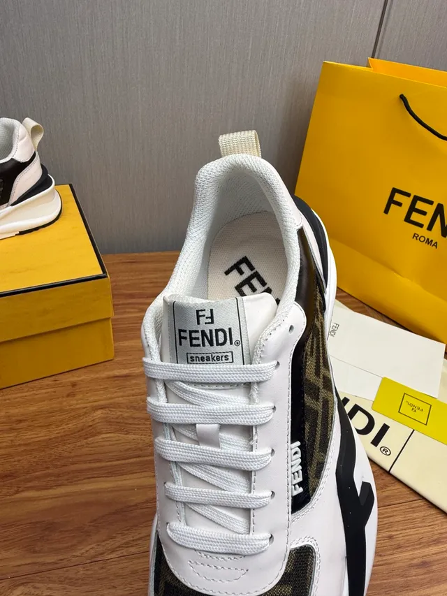 Fendi सफेद काला नक्काशीदार तलवा मोनोग्रामयुक्त वस्त्र पैनल मोटी स्नीकर 10