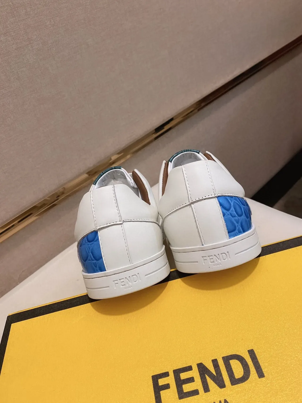 Fendi Tenis Branco Azul Couro Superior Painéis de Acento Croc Emboîté 4