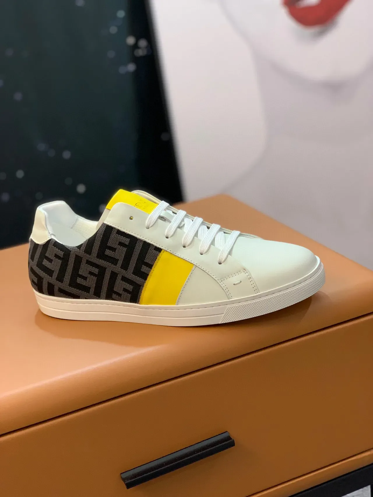 Fendi Blanc et Jaune Monogrammé Textil Panneaux Cuir Bloqués en Couleur sur les Côtés Sneakers Lifestyle 5