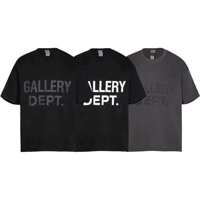 تي شيرت Gallery Dept أسود وأبيض بقصة أوفرسايز وطباعة حروف عريضة 2