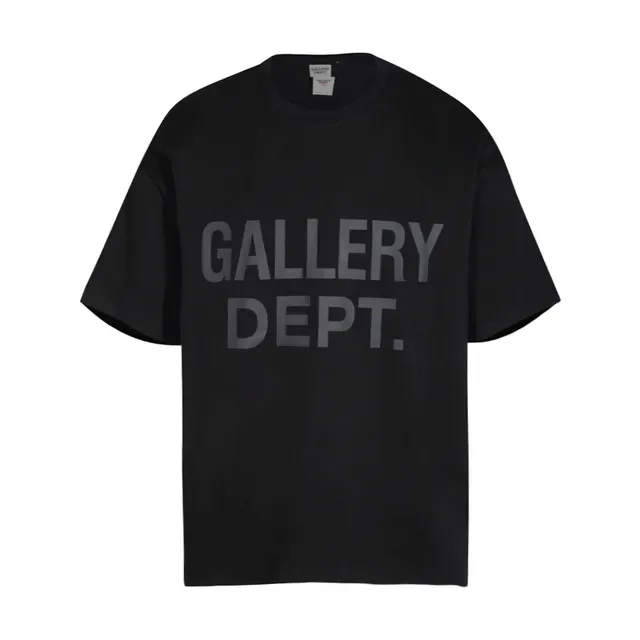 تي شيرت Gallery Dept أسود وأبيض بقصة أوفرسايز وطباعة حروف عريضة 3