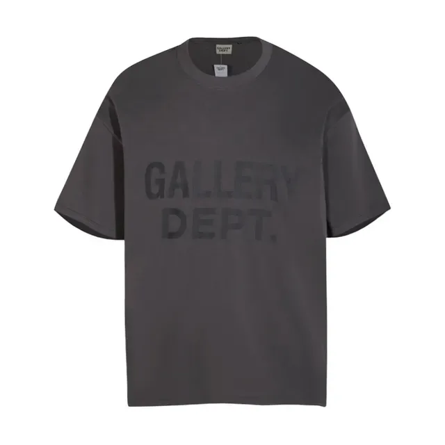 تي شيرت Gallery Dept أسود وأبيض بقصة أوفرسايز وطباعة حروف عريضة 5