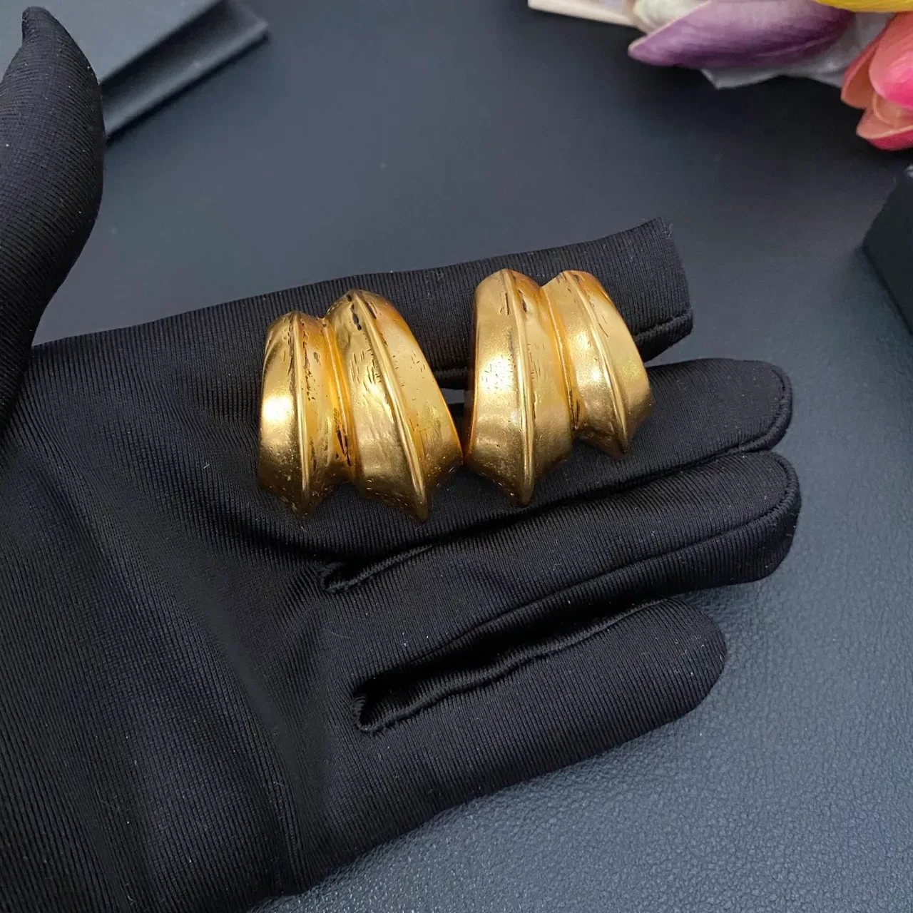 Antique Gold Ribbed Sculpted Earrings 8