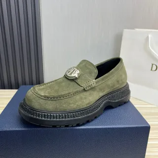 Mocasín Army Green Black Suede Upper con medallón de logo metálico