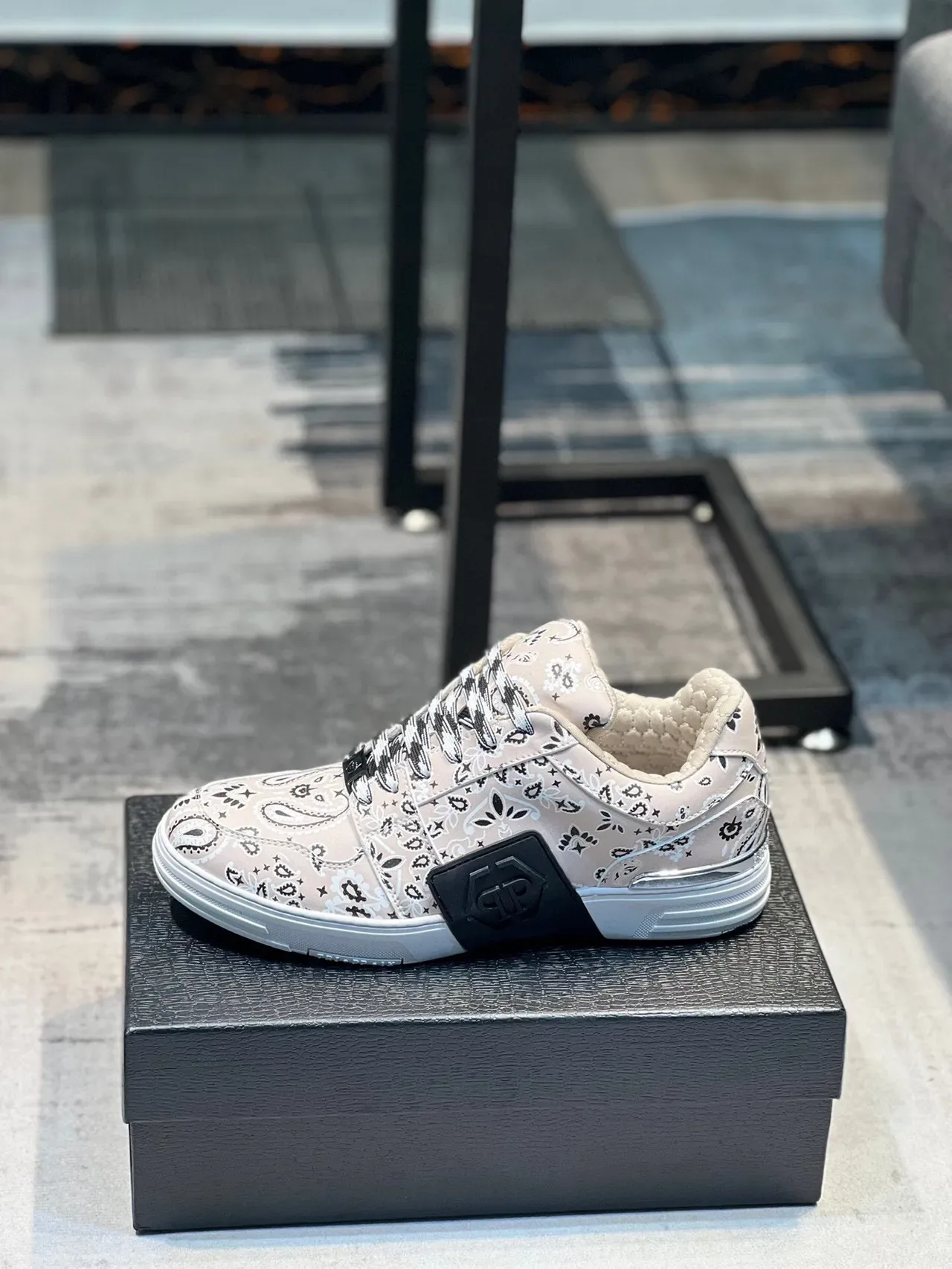 Sneakers lifestyle beige avec col quilted, imprimé bandana et plateforme 2