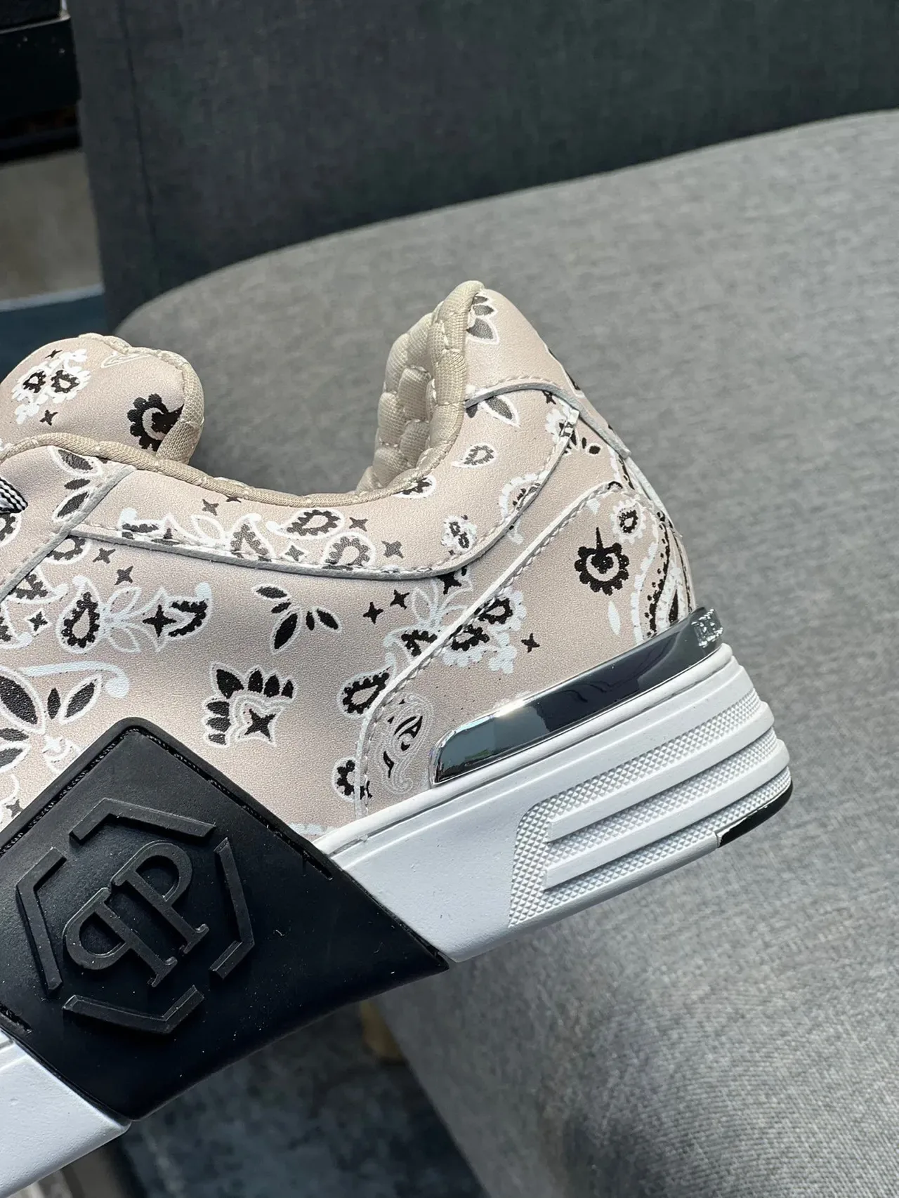 Sneakers lifestyle beige avec col quilted, imprimé bandana et plateforme 4