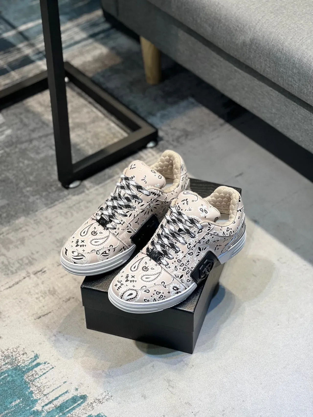 Sneakers lifestyle beige avec col quilted, imprimé bandana et plateforme 5